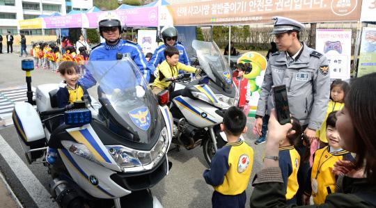  `2019 안전체험의 날` 행사가 11일 이틀간의 일정으로 대전시 유성구 대전교육과학연구원에서 개막해 어린이들이 경찰 상이카를 타보고 있다. 빈운용 기자
