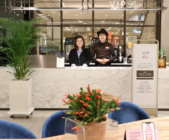 롯데백화점 대전점은 지난 6일 VIP 고객 전용 휴게공간인 VIP Bar를 신규 오픈했다. 사진=롯데백화점 대전점 제공
