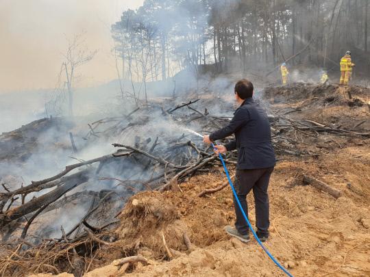 16일 오후 1시 40분쯤 대전 유성구 대정동의 한 야산에서 화재가 발생해 당국이 진화에 나섰다. 사진=김성준 기자
