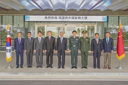 추궈홍 주한중국대사(왼쪽에서 5번째)가 김성진 국방대총장(왼쪽에서 6번째)을 비롯한 관계자들과 기념사진촬영을 하고 있다. 사진=구방대 제공
