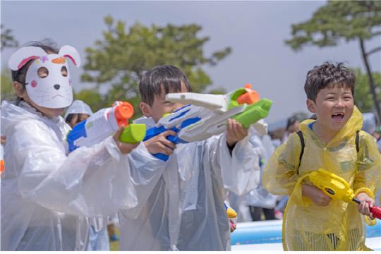 2018년 홍성군 어린이날 행사에 참가한 아이들이 물총놀이를 하고 있다. 사진=홍성군 제공
