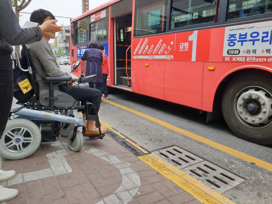 18일 대전 중구의 한 버스정류장에서 저상버스를 기다렸지만 좀처럼 오지 않았다. 사진=서지영 기자
