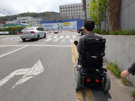 대전 중구의 한 보행로가 너무 좁아서 전동휠체어 운행에 어려움을 겪었다. 사진=서지영 기자
