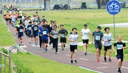 10km코스 구간 참가자들이 결승점을 향해 달리고 있다. 빈운용 기자
