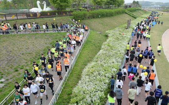 5km 코스 참가자들이 대전 갑천 구간을 달리고 있다. 빈운용 기자

