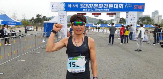 3대하천마라톤대회 10㎞코스 우승을 차지한 박창하(41)씨가 결승선 통과 후 포즈를 취하고 있다. 사진 = 김대욱 기자 
