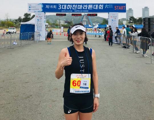 3대하천마라톤대회 5㎞코스(여) 우승을 거머쥔 이은혜(42) 씨가 결승선을 통과한 뒤 우승 세레모니를 펼치고 있다. 사진=주재현 기자
