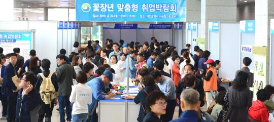 55세 이상 장년층을 대상으로 열린 `꽃장년 맞춤형 취업박람회`가 24일 대전 서구청 로비에서 열려 많은 구직자들로 행사장이 붐비고 있다. 빈운용 기자 

