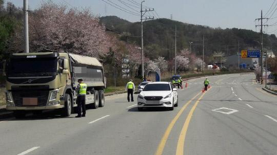 충남경찰청은 29일부터  충남지역 주요 국도변에서 화물차 단속을 벌인다.  사진=충남경찰청 제공
