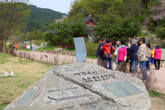 광주시티투어는 유네스코 세계유산으로 지정된 남한산성과 화담숲을 돌아보는 코스로 운영된다. 사진은 남한산성 투어 모습. [사진제공=경기관광공사]