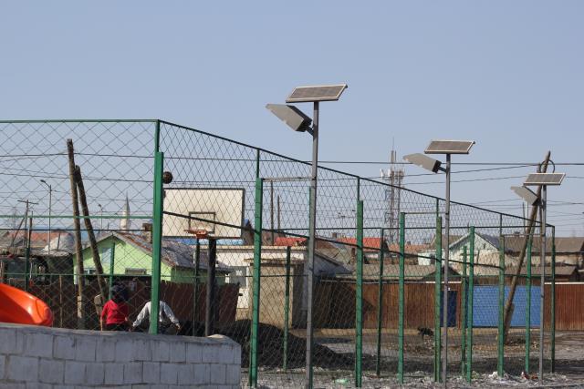 몽골 날라흐(Nalaikh) 구의 농구장에 설치된 태양열 가로등.  [사진=대전일보DB]