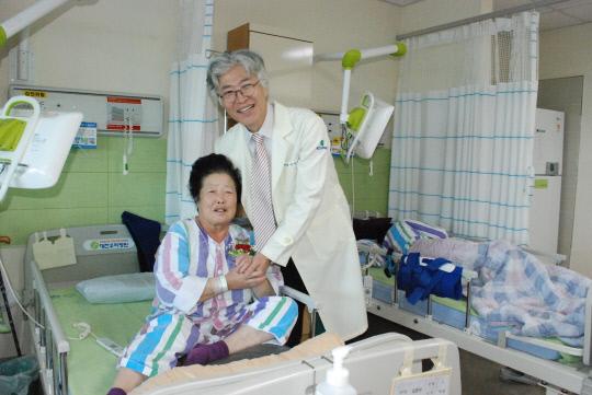 대전우리병원 박철웅 대표병원장이 8일 어버이날을 맞아 입원환자에게 카네이션을 전달하며 쾌유를 응원했다. 사진=대전우리병원 제공 
