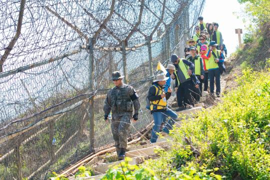 고성 DMZ 평화의길 탐방객들이 해안 철책을 따라 남방한계선 방향으로 이동하고 있다. [사진=고성군·강원일보]