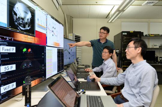 ETRI 연구진이 다중 엑세스 트래픽 결합기술을 연구하고 있는 모습
(왼쪽부터 김재호 책임연구원, 김창기 책임연구원, 하정락 책임연구원). 사진=ETRI 제공
