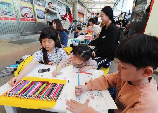 보령중앙시장 상인회는 지난 11일 전통시장 활성화를 위해 고객전용주차장에서 어린이 그림그리기 대회를 개최했다. 사진=보령시 제공
