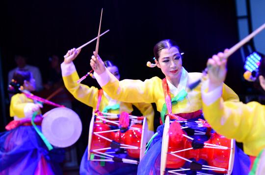 2019 주민자치센터 우수동아리 경연대회가 15일 대전시청 대강당에서 열려 용전동 한국무용팀이 장구춤을  선보이고 있다. 빈운용 기자

