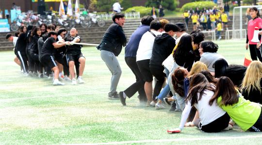 대전지역 각 대학별로 봄 체육대회가 진행중인 가운데 15일 대전시 유성구 대덕대학교에서 열린 체육대회 에서 학과별 줄다리기 경기가 진행되고 있다. .빈운용 기자
