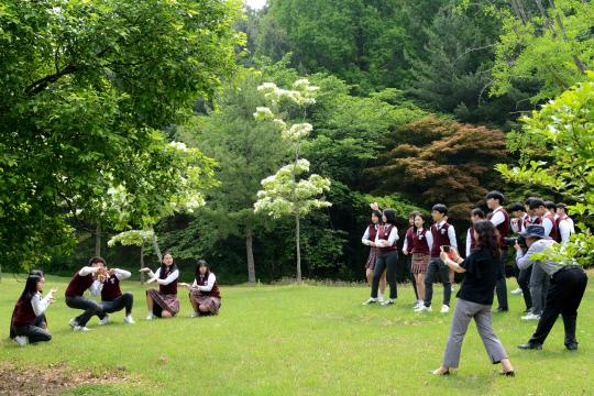 대전 장대중학교 학생들이 최근 국립대전현충원을 찾아 졸업사진을 찍고 있다. 사진=국립대전현충원 제공
