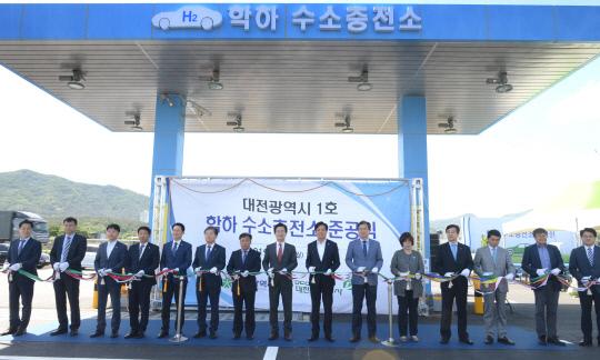 대전 제1호 수소충전소 준공식이 20일 대전시 유성구 학하동에서 열려 참석 인사들이 테이프커팅을 하고 있다.  빈운용 기자 
