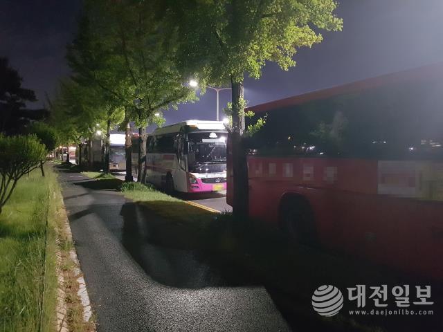 20일 오전 0시 10분쯤 대전 서구 월평동 은평공원 인근의 한 도로에 대형 화물차와 전세버스가 주차돼 있다. 사진=김성준 기자
