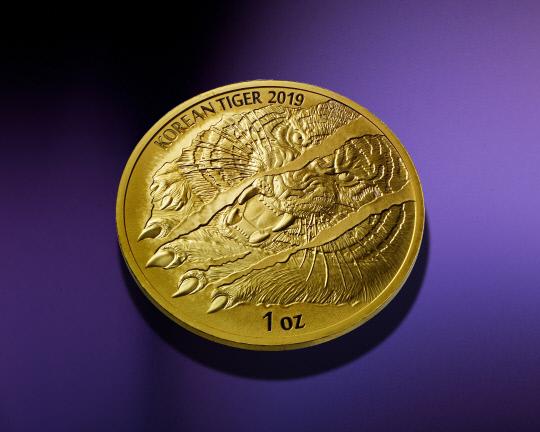 한국조폐공사는 20일 한국의 호랑이 불리온 시리즈 네번째 작품인 `2019 호랑이 불리온 금메달`을 공개했다. 중량 31.1g, 순도 99.9%로 판매가격은 금 시세와 연동되며 2019개 한정 제작된다. 사진=한국조폐공사 제공
