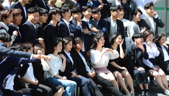 대전지역 각 대학별로 졸업앨범 사진촬영이 한창 진행중인 가운데  21일 대전시 동구 우송정보대에서 학생들이 다양한 포즈로 졸업앨범 촬영을 하고 있다.  빈운용 기자
