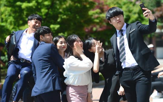 대전지역 각 대학별로 졸업앨범 사진촬영이 한창 진행중인 가운데  21일 대전시 동구 우송정보대에서 졸업앨범 촬영을 하던 학생들이 친구들과 셀카를 찍고 있다. 빈운용 기자 
