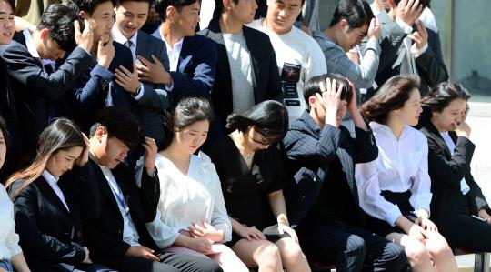 대전지역 각 대학별로 졸업앨범 사진촬영이 한창 진행중인 가운데  21일 대전시 동구 우송정보대에서 졸업앨범 촬영이 진행되던중 강한 바람이 불자 학생들이 머리를 매만지고 있다.  빈운용 기자
