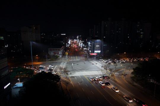 교차로 조명타워가 설치된 유성 궁동네거리의 모습. 사진=대전시 제공
