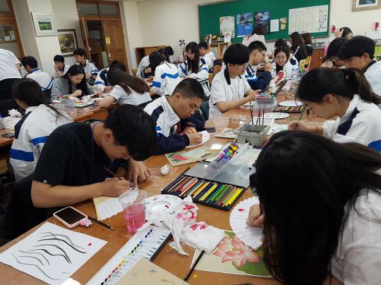 중국 학생들이  한국 학생들과의 교류 기간동안 천안 쌍용고를 방문해  학교생활을 체험하고 있다. 사진=충남도 교육청 제공
