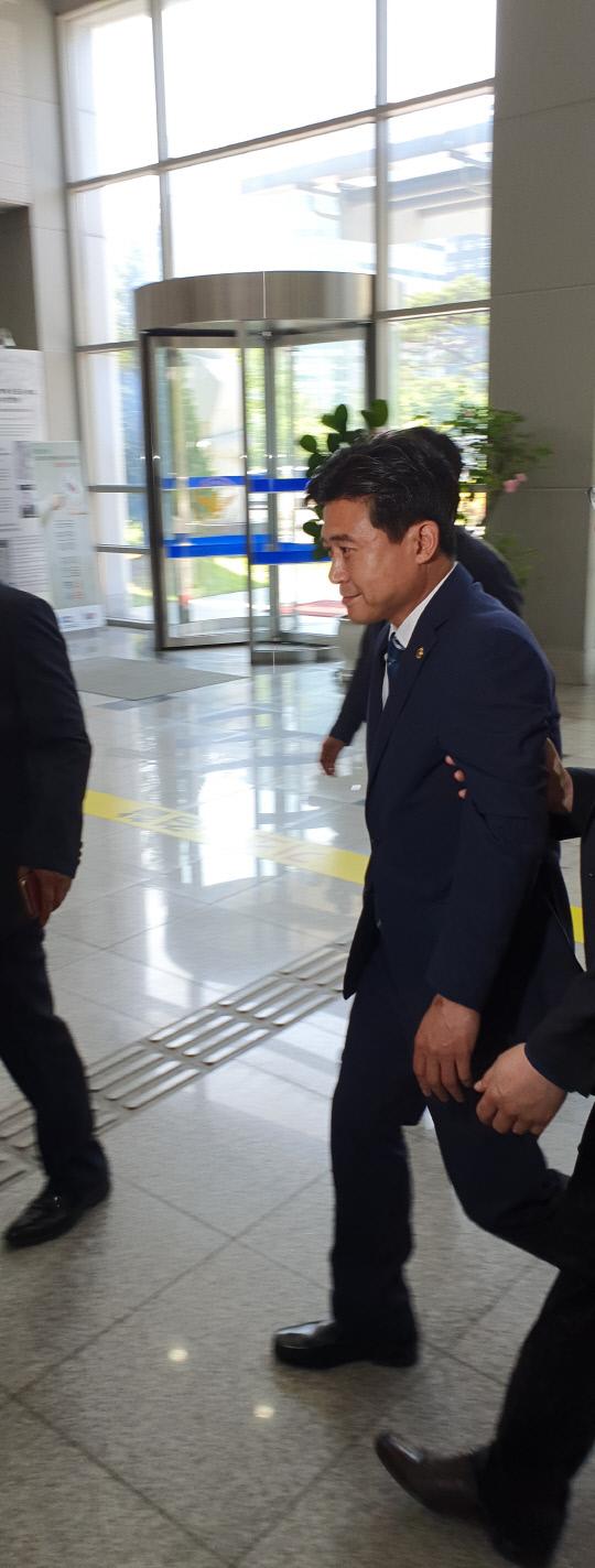 23일 피의자 신분으로 대전경찰청에 출석한 김종천 대전시의회 의장이 조사실로 이동하고 있다.
사진=정성직 기자
