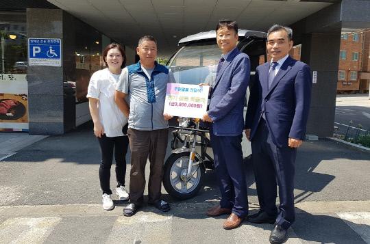 서산시장애인복지관(관장 이기남)은 후원자인 김월성(50) 씨가 22일 380만 원 상당의 삼륜형 전기 화물차 1대를 전달했다.
사진=서산시장애인복지관 제공
