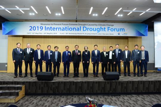 23일 한국수자원공사에서 열린 `2019 국제 가뭄포럼`에서 참석자들이 기념촬영하고 있다. 사진=수자원공사 제공
