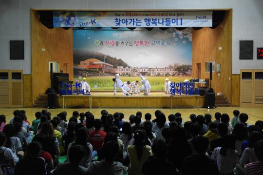 고덕초등학교(교장 김광옥)학생들이 23일 고덕관에서 한국교직원공제회에서 후원하는 비보잉 공연을 보고 흠뻑 빠졌다.사진=예산교육청 제공

