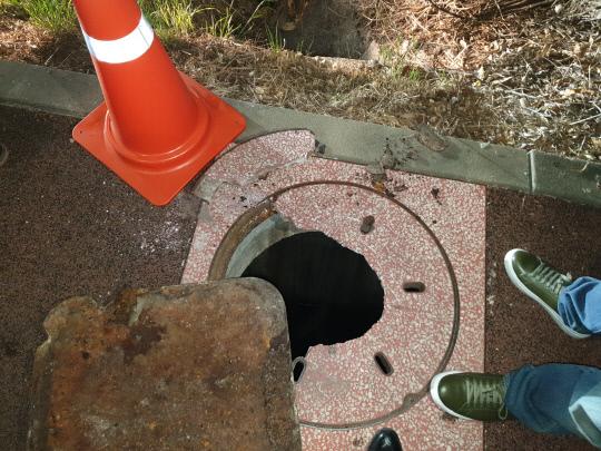 예산군 예산읍의 한 인도를 걷던 주민이 맨홀에 빠지는 사고가 발생한 가운데 군의 미흡한 안전관리가 도마위에 올랐다..사진=박대항 기자
