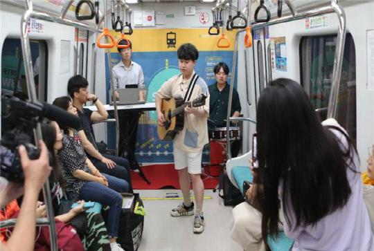 지난 25일 대전도시철도 대전역에서 출발(오후 3시 6분)하는 반석행 열차에서 대전 인디밴드 `하꼬밴드`가 버스킹을 하고 있다. 사진=대전도시철도공사 제공
