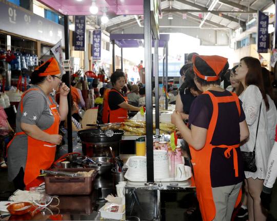 태안군 전통시장 `토요주말장터`가 다양한 체험기회와 특색 있는 먹거리로 주민과 관광객의 발길을 잡고 있다.
사진=태안군 제공
