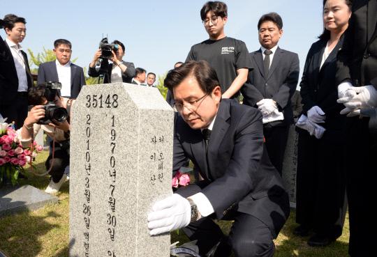현충일을 앞두고 4일 대전시 유성구 국립대전현충원을 찾은 황교안 자유한국당 대표가 천안함 46용사 묘역에서 참배를 마친후 묘비를 어루만지고 있다.   빈운용 기자
