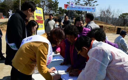 홍성군 관계자가 지난 4월 3일 장곡기미 3·1운동 기념식장 입구에서 혁신도시 지정 특별법 통과를 촉구하는 서명을 받고 있다. 사진=홍성군 제공
