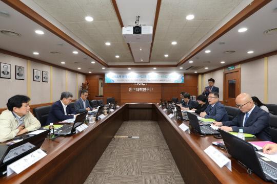 한국화학연구원과 한국산업기술평가관리원이 5일 대전 화학연 본원에서 `화학소재 분야 R&D 성과제고를 위한 간담회`를 개최했다. 사진=화학연 제공
