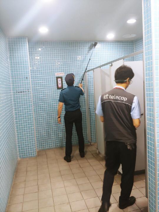 대전둔산경찰서는 KT텔레캅과 함께 10일 다중이용시설 여성 화장실을 대상으로 몰래카메라 점검을 실시했다. 사진=대전둔산경찰서 제공
