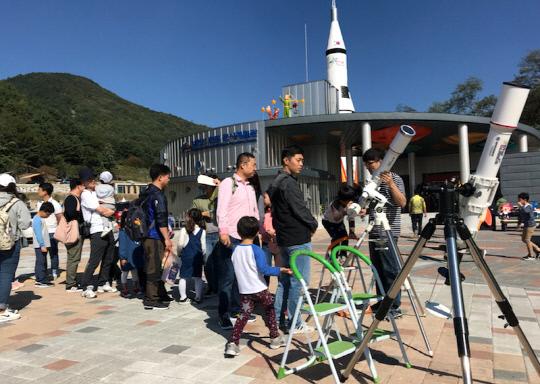 지난해 보현산별빛축제 당시 천체망원경을 보기 위해 줄을 서서 기다리는 관광객들 모습. 영천시 제공
