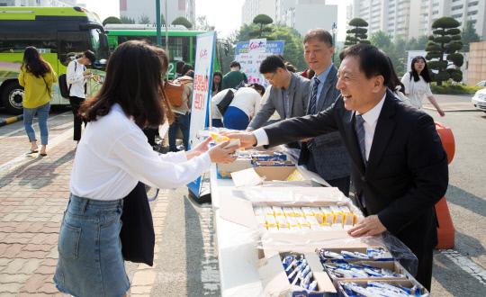 지난달 14일 배재대에서 열린 `총장님이 쏜다` 행사에서 김선재(오른쪽) 총장이 학생에게 샌드위치를 전달하고 있다. 사진=배재대 제공
