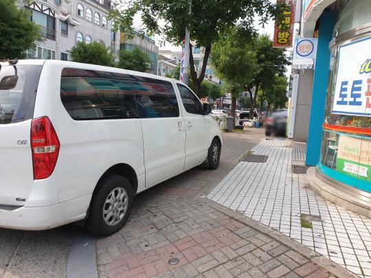 지난 16일 대전 서구 월평동의 한 보행로에 차량들이 불법 주정차돼 있다. 사진=김성준 기자
