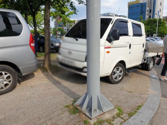 지난 16일 대전 서구 월평동의 한 보행로에 차량들이 불법 주정차돼 있다. 사진=김성준 기자
