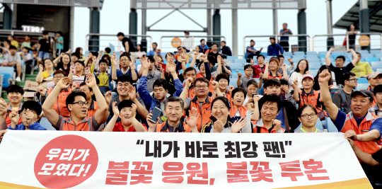 한국타이어앤테크놀로지㈜ 동그라미봉사단은 지난 18일 대전 대덕구 장애인종합복지관 장애인들과 함께 프로야구 경기를 관람하며 응원전을 펼쳤다. 사진=한국타이어앤테크놀로지 제공
