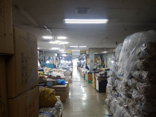 19일 오후 2시쯤 찾은 대전 동구 중동 건어물특화거리 도매시장은 손님들의 발길이 뚝 끊긴 채 한산한 모습을 보이고 있었다. 사진 =이영환 기자 
