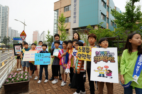 음성 동성초등학교(교장 이혜숙)는 지난 19일 전교생을 대상으로 아침 학생들의 등교시간에 `교통안전 캠페인`을 벌였다.           사진=동성초 제공
