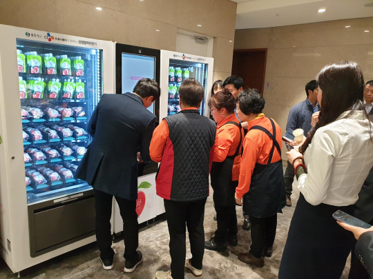 서울 하나은행 본점에 설치된 충주 사과 자판기가 신선한 사과를 공급하고 있다. 사진=충주시 제공
