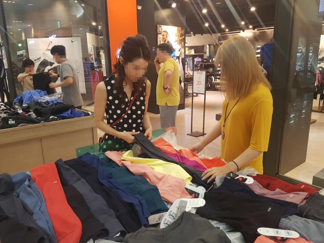 최근 대전지역 한 백화점의 레깅스전문매장에서 한 고객이 레깅스 제품을 살펴보고 있다. 사진 = 김대욱 기자
